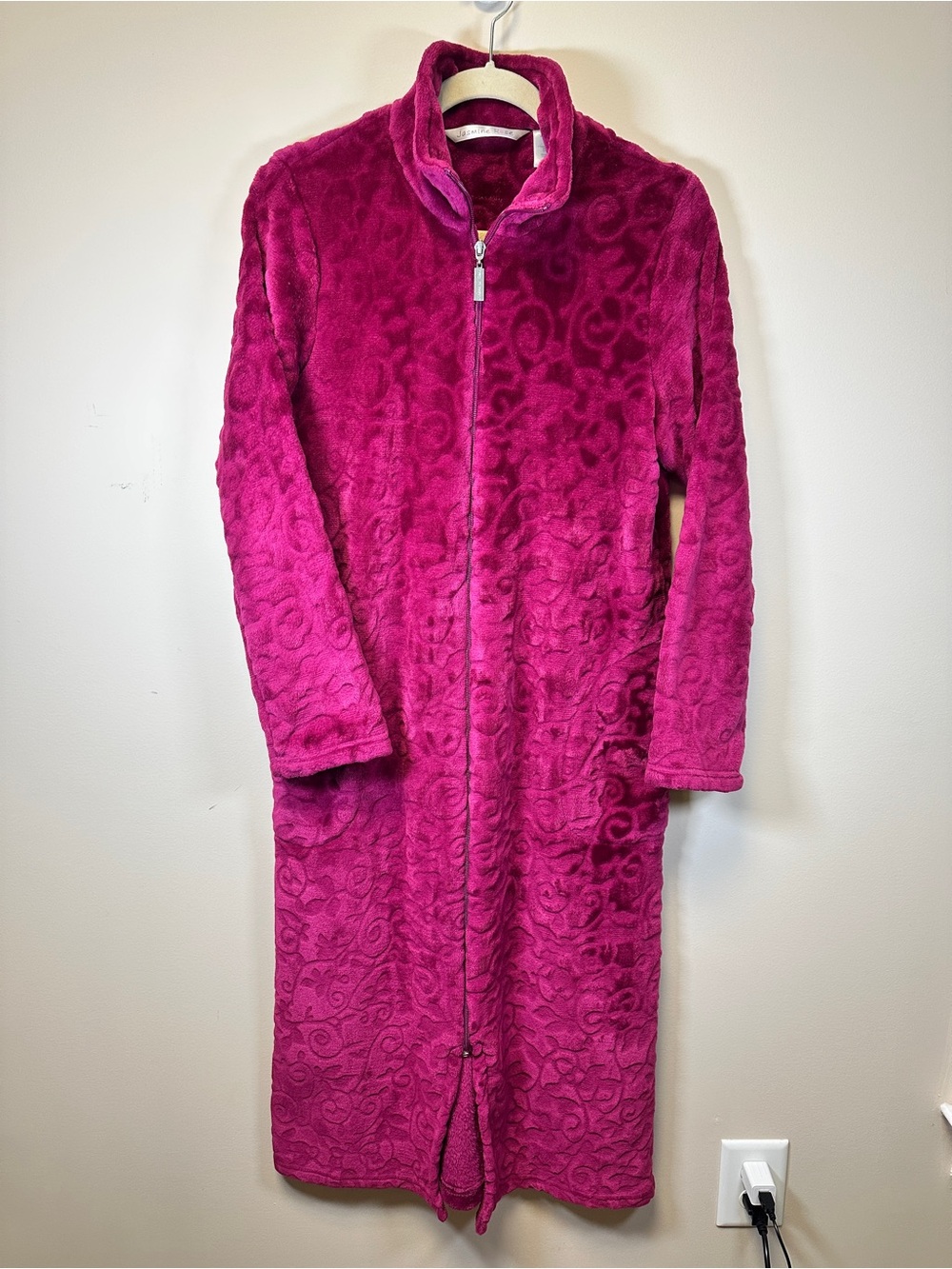 Cozy Jasmine Rose Fuchsia Plush Zip-Front Robe Size M